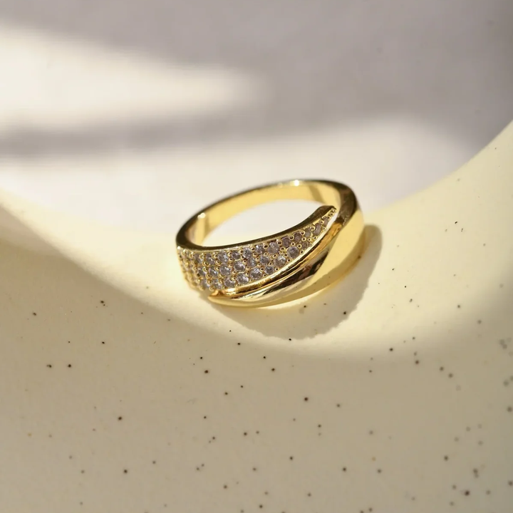 Vivienne - Elegant Gold Ring