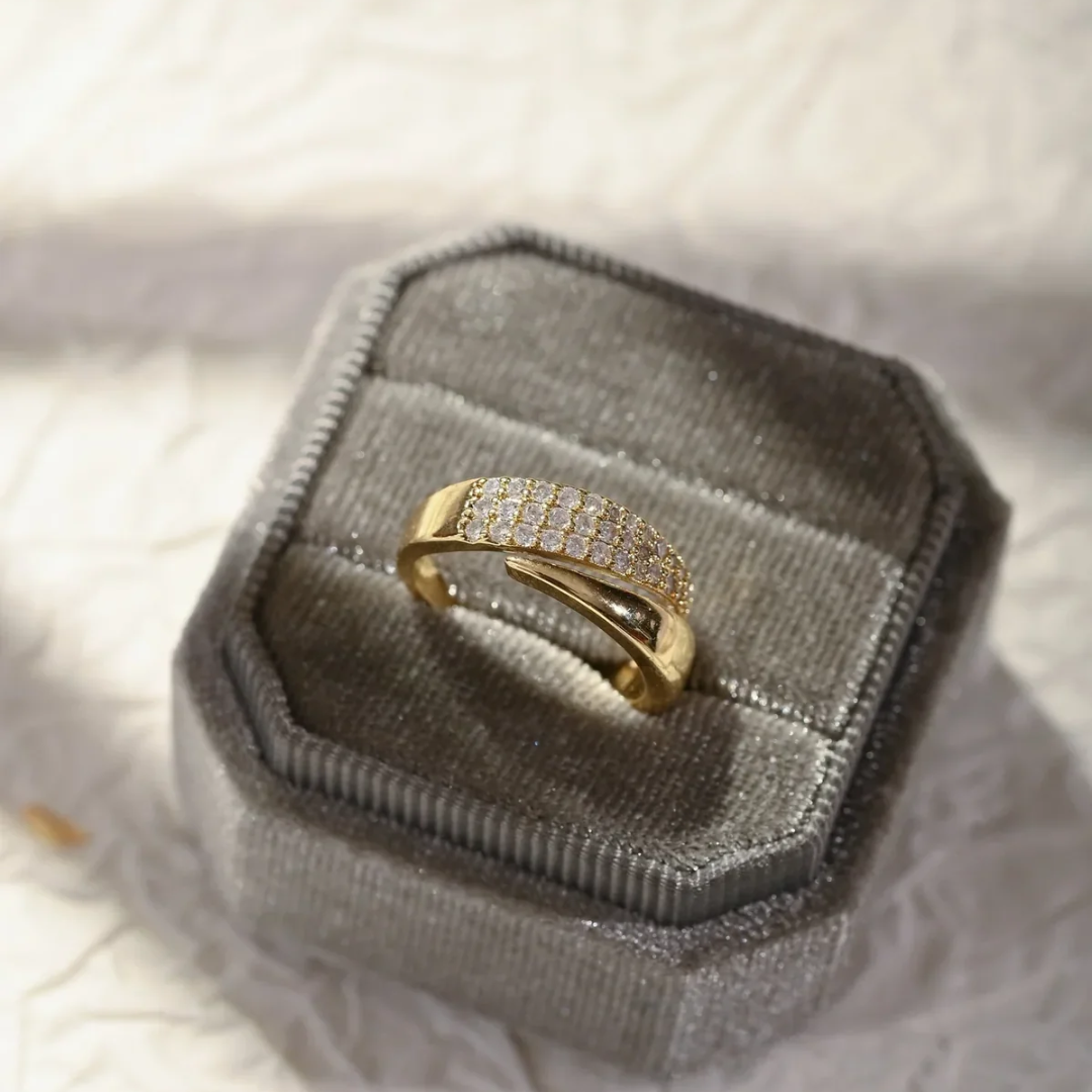 Vivienne - Elegant Gold Ring